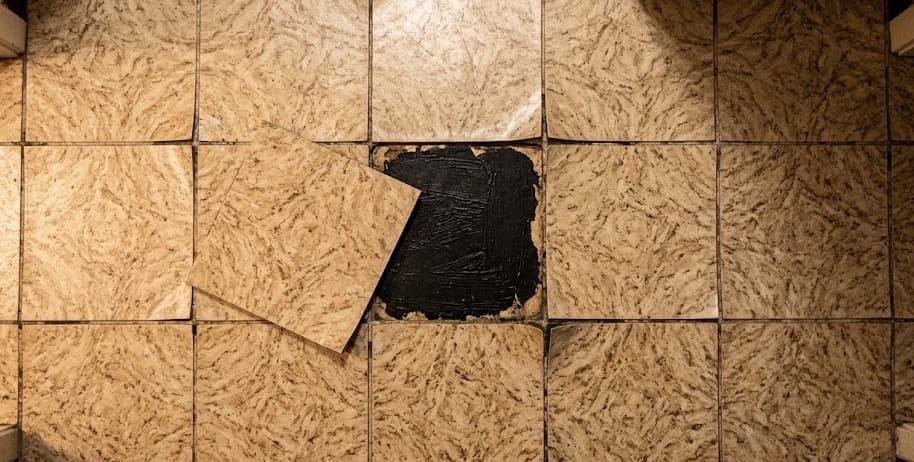 Oude vinyl vloertegels van 30x30 cm in keuken met kenmerkend gemarmerd patroon uit jaren 1960-1980, typische asbesttoepassing