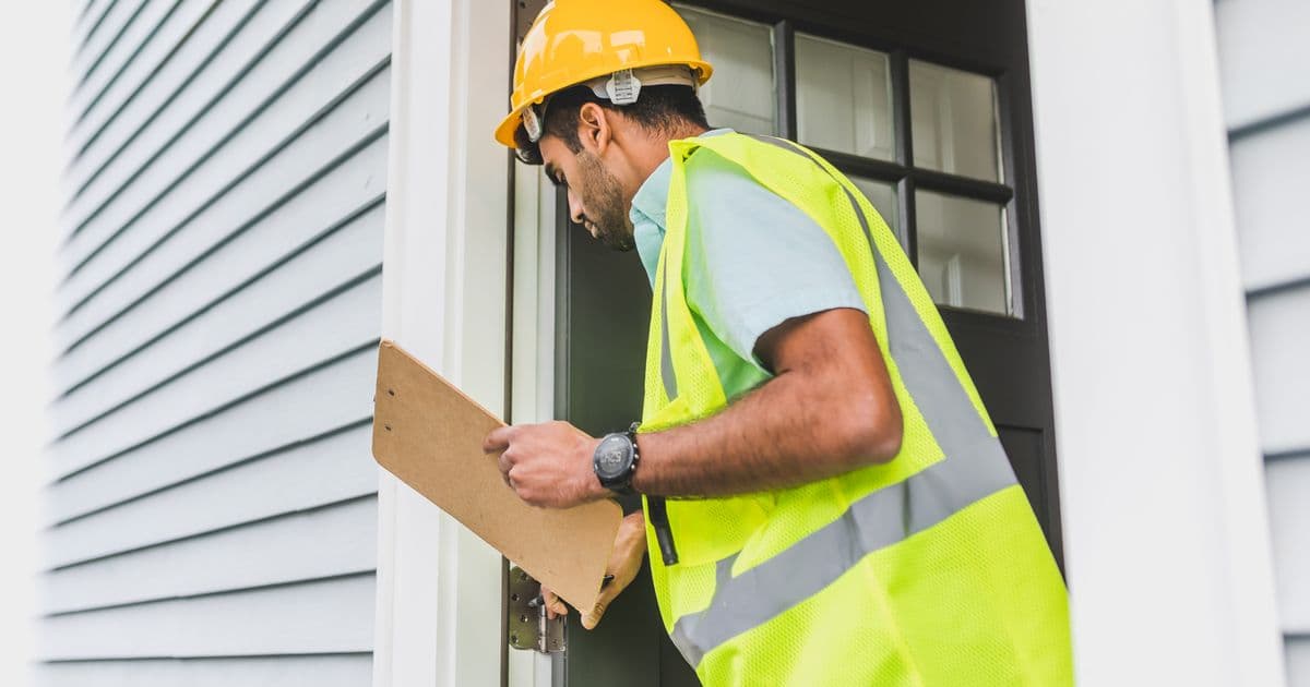 Energiedeskundige met klembord en checklist controleert een woning tijdens een EPC keuring in Vlaanderen