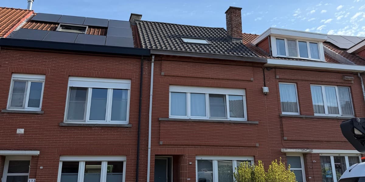 Twee rijwoningen in Leuven naast elkaar, waarvan eentje met zonnepanelen op het dak
