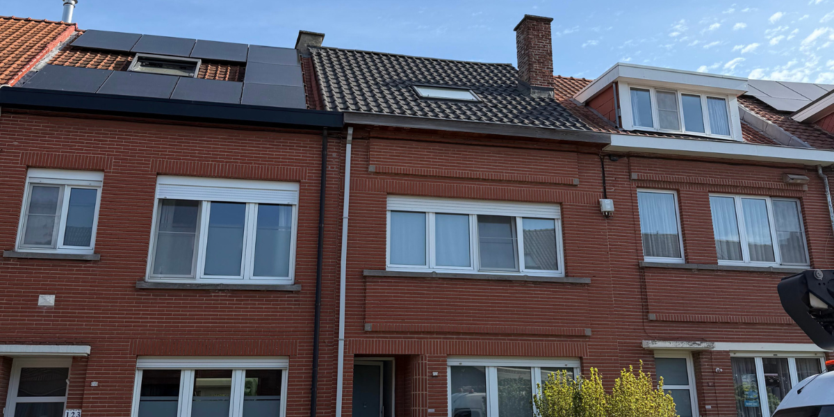 Twee rijwoningen in Leuven naast elkaar, waarvan eentje met zonnepanelen op het dak